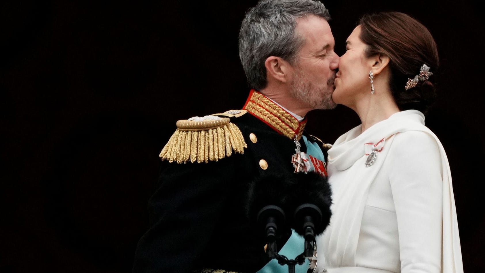 Der Kuss von Frederik und Mary auf dem Balkon von Schloss Christiansborg in Kopenhagen.