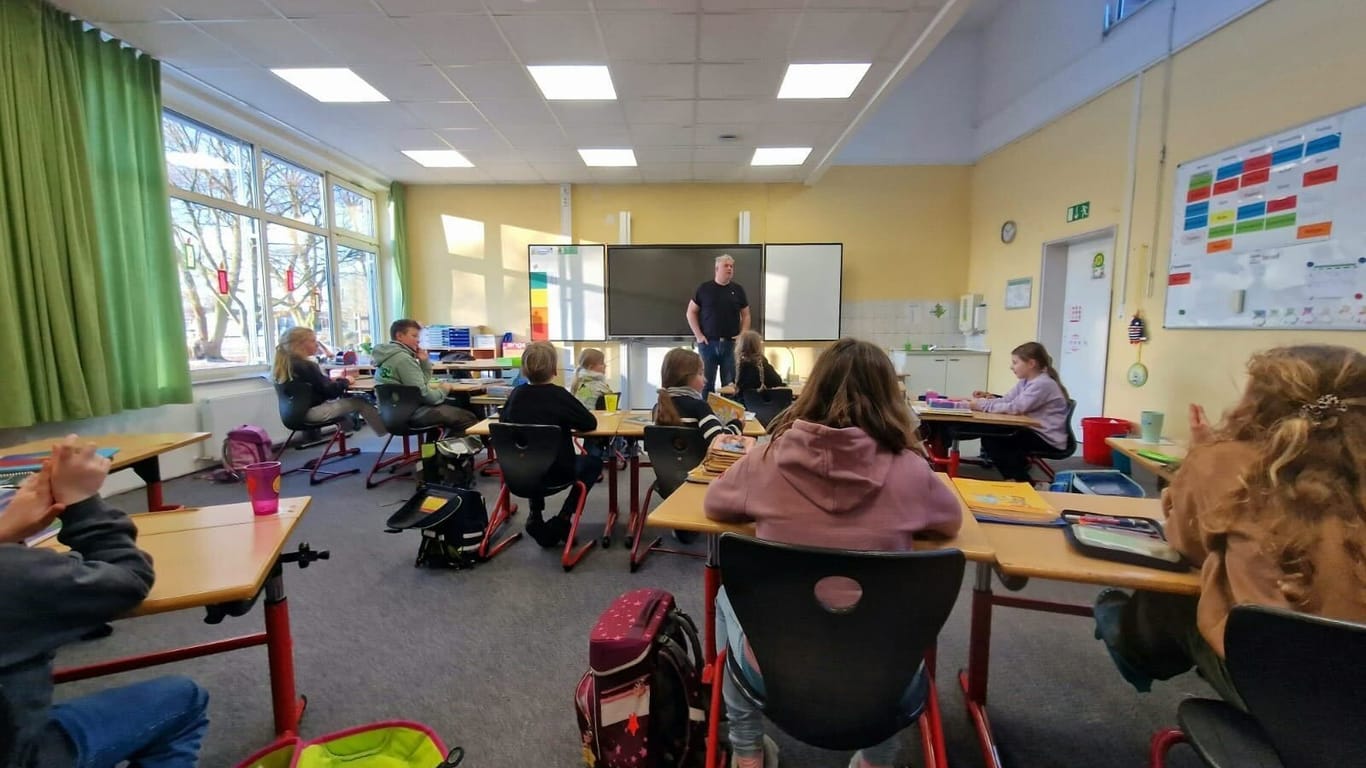 Landwirt im Klassenzimmer: Thorsten Block unterrichtete aushilfsweise eine dritte Klasse.