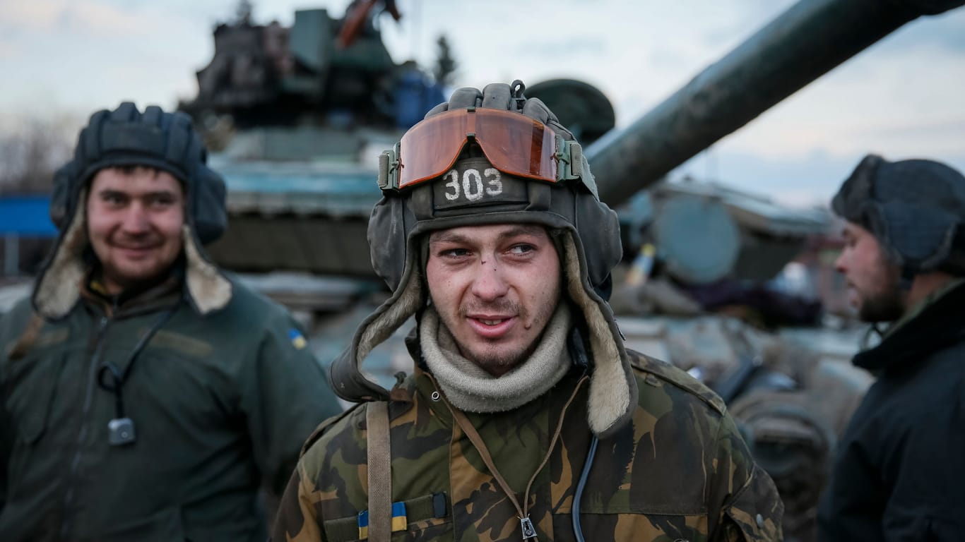 Ukrainische Soldaten stehen vor einem Panzer: Russland ist im Ukraine-Krieg aktuell in der Offensive.
