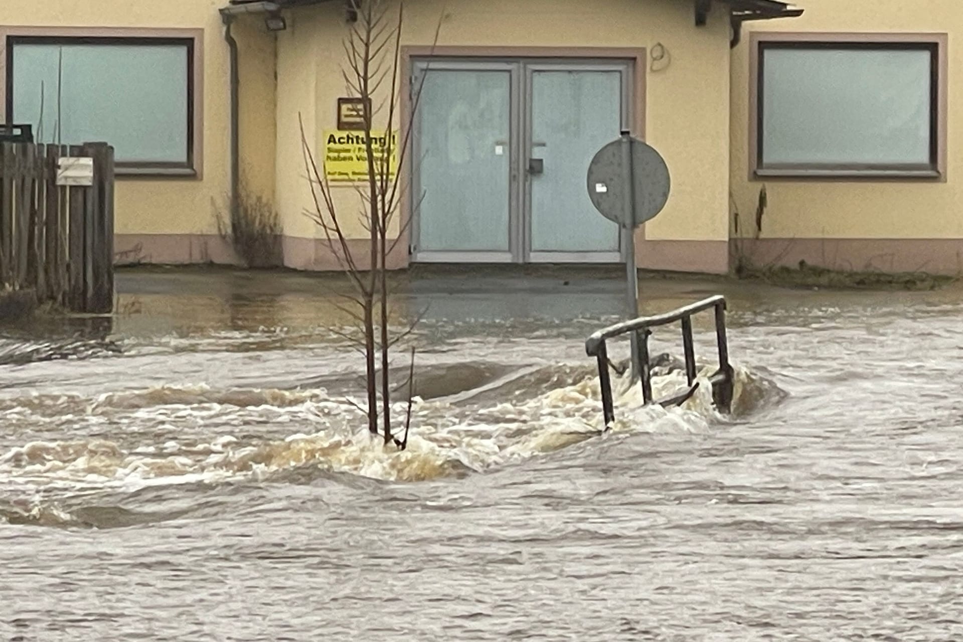 Die Hochwasserlage in Oberfranken ist derzeit weiterhin angespannt. Zwischen Busendorf (Landkreis Bamberg) und Gleusdorf (Landkreis Haßberge) sind die ersten Straßen bereits überflutet.