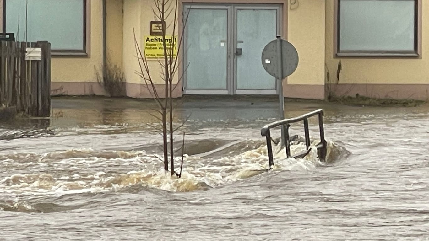 Die Hochwasserlage in Oberfranken ist derzeit weiterhin angespannt. Zwischen Busendorf (Landkreis Bamberg) und Gleusdorf (Landkreis Haßberge) sind die ersten Straßen bereits überflutet.
