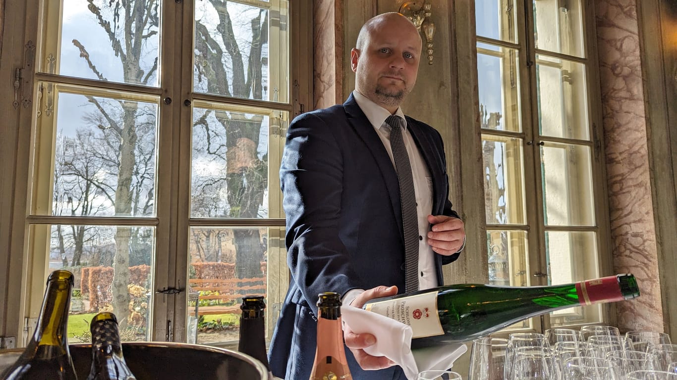 Gastronomische Leiter Markus Dietzschold präsentierte am Donnerstag die beiden Eigenkreationen des Radebeuler Weinguts Schloss Wackerbarth, die extra für den SemperOpernball gekeltert wurden.