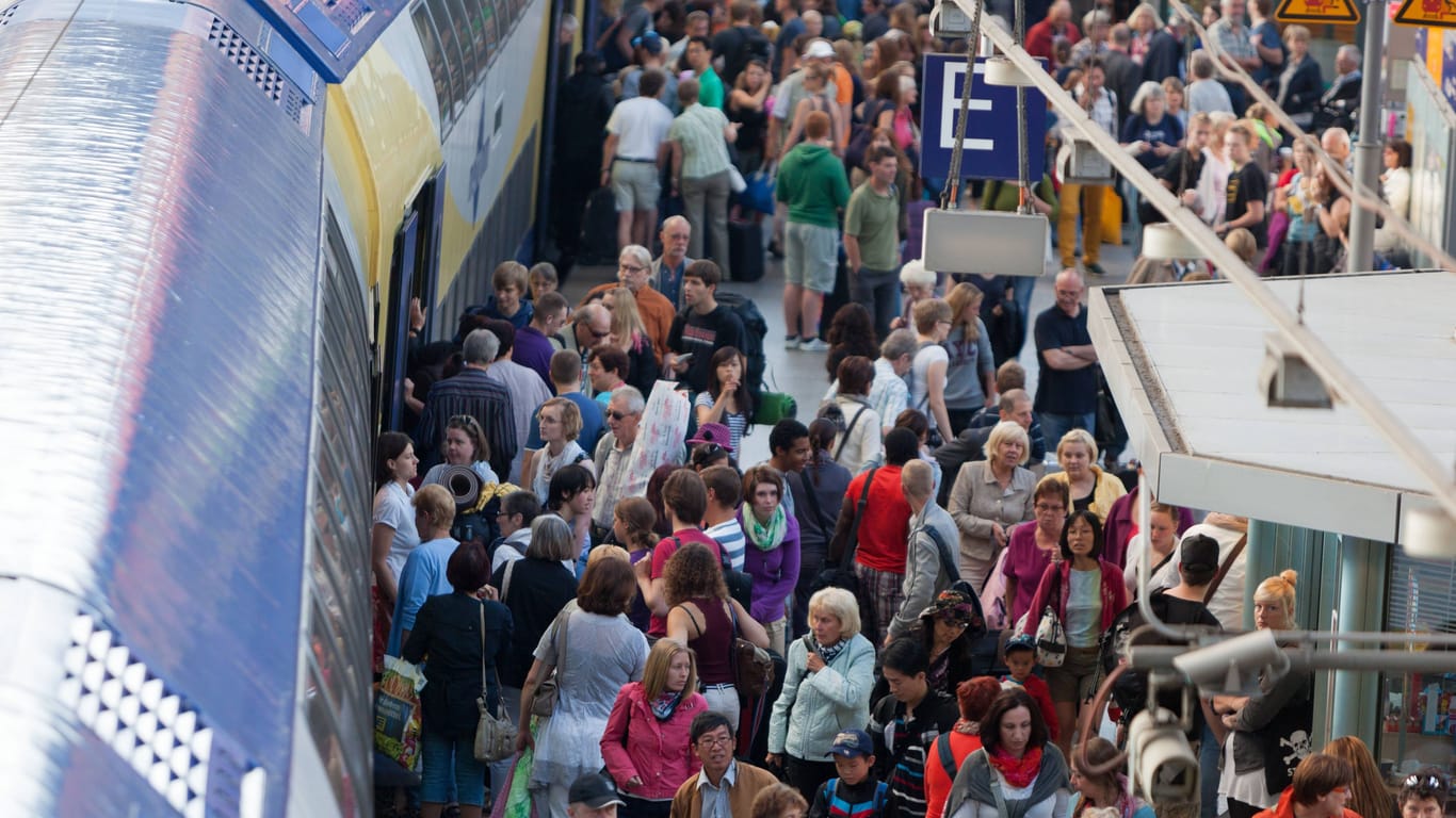 Ein Metronom-Zug und zahlreiche Passagiere an einem Bahnhof (Archivfoto): In Niedersachsen wächst der Unmut.
