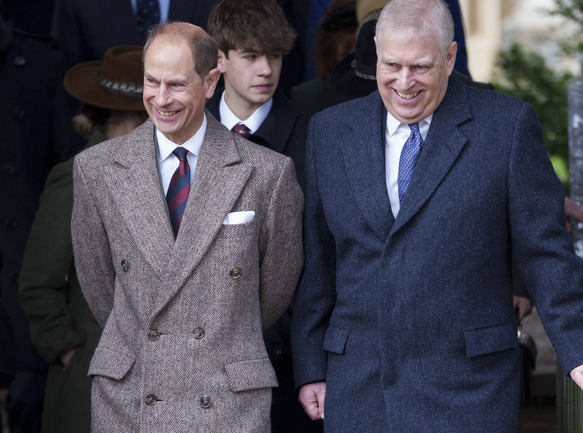 25. Dezember 2023 in Sandringham: Die Brüder Prinz Edward und Prinz Andrew sind gut gelaunt nach dem Gottesdienst.