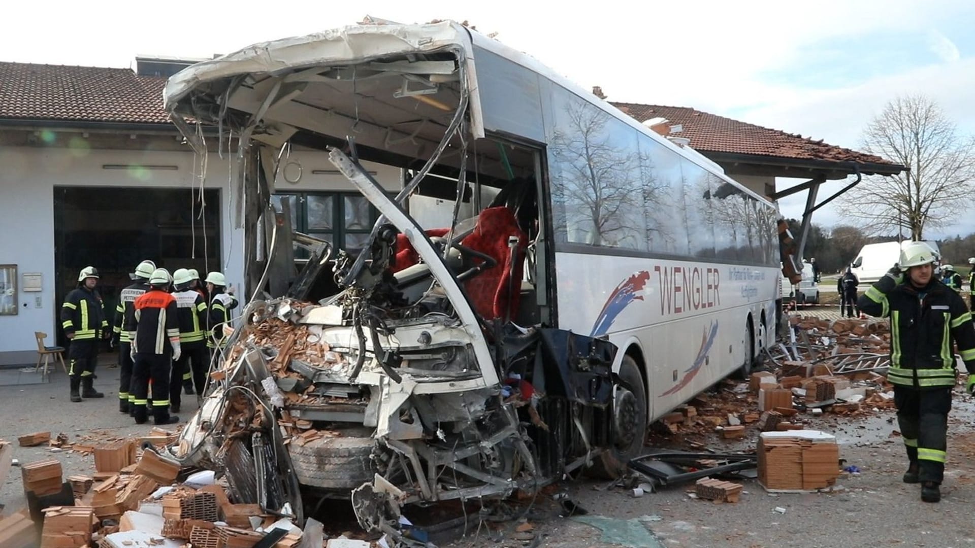 Ein stark beschädigter Bus steht nach einem Unfall im oberbayerischen Petting im Landkreis Traunstein vor einem Feurewehrhaus. Bei dem Unfall mit einem Bus und einem Wagen in Petting sind am Mittwoch zwei Menschen schwer verletzt worden. Ein stark beschädigter Bus steht nach einem Unfall im oberbayerischen Petting im Landkreis Traunstein vor einem Feurewehrhaus. Bei dem Unfall mit einem Bus und einem Wagen in Petting sind am Mittwoch zwei Menschen schwer verletzt worden.