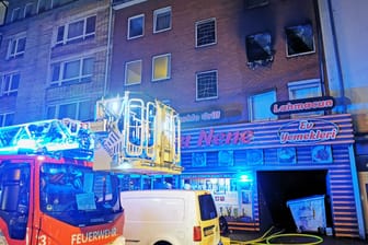 Brand in Duisburg-Marxloh: Mehrere Menschen mussten ins Krankenhaus.