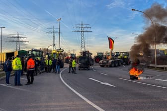 Einer Feuertonne brennt auf der Straße: Die Proteste der Bauern bringen den Verkehr in Hamburg an mehreren Stellen zum Stillstand.
