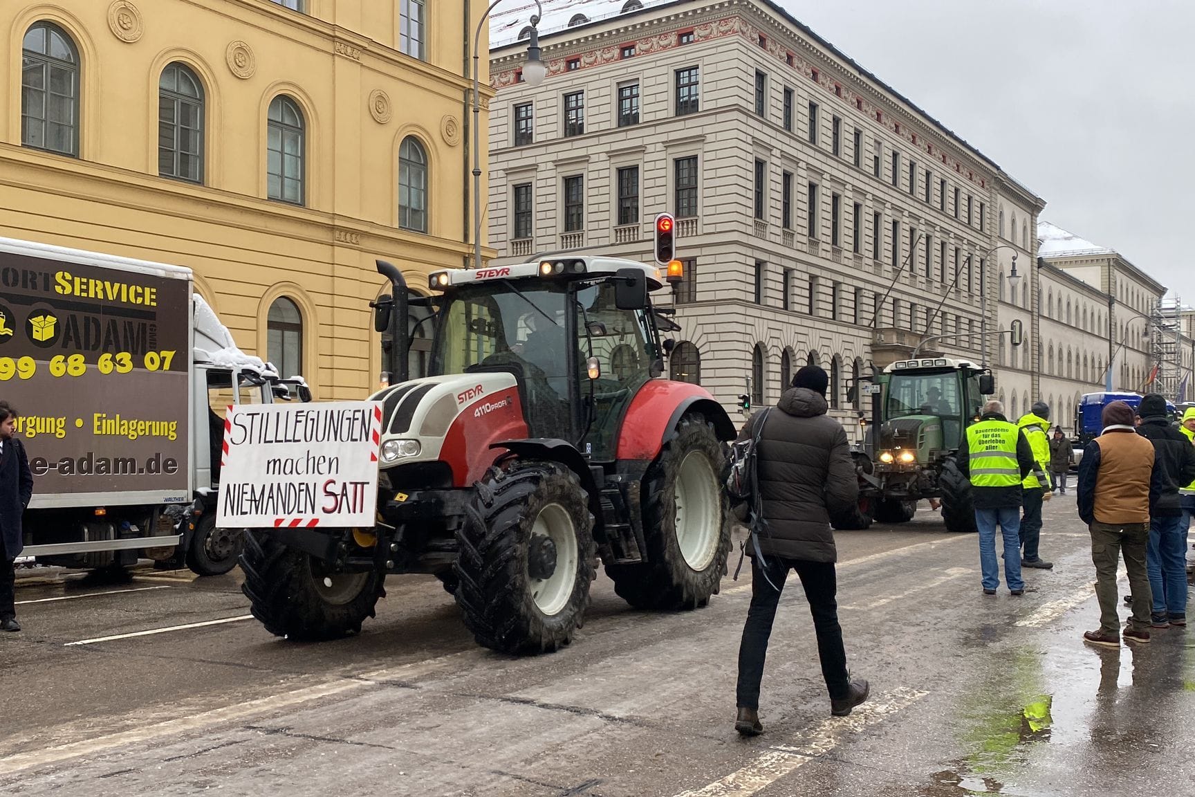 Die Landwirte kommen am Aufstellungsplatz in der Leopoldstraße an.