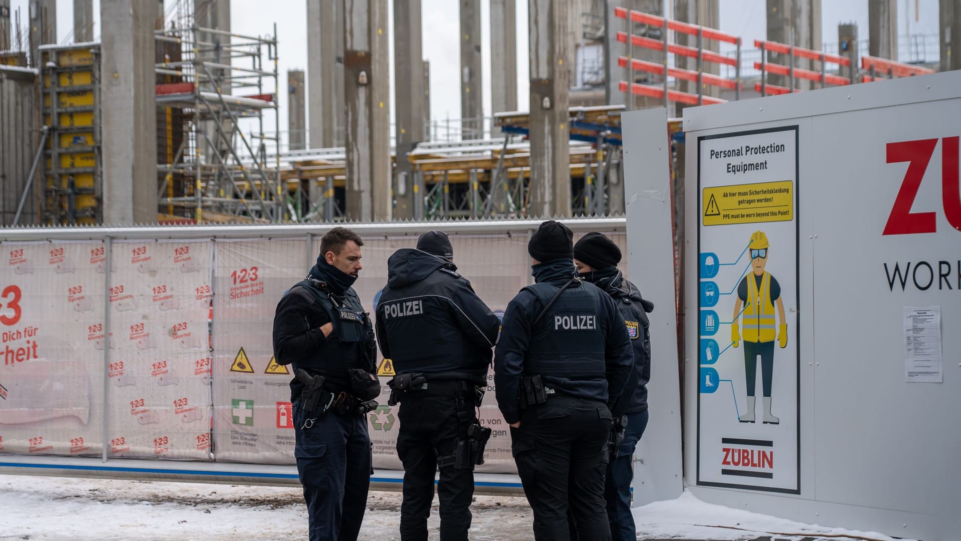 Frankfurt (dpa/lhe) - Ein Bauarbeiter ist am Donnerstag auf einer Baustelle in Frankfurt tödlich verletzt worden. Nach Angaben eines Polizeisprechers hatte nach bisherigen Erkenntnissen ein Baggerfahrer ein schweres Rohr angehoben, das auf den Bauarbeiter gefallen sei. Wie genau es zu dem Unglück im Stadtteil Seckbach kam, war zunächst unklar, die Ermittlungen dazu laufen. Zuvor hatte «5vision.news» über den tödlichen Arbeitsunfall berichtet. Frankfurt (dpa/lhe) - Ein Bauarbeiter ist am Donnerstag auf einer Baustelle in Frankfurt tödlich verletzt worden. Nach Angaben eines Polizeisprechers hatte nach bisherigen Erkenntnissen ein Baggerfahrer ein schweres Rohr angehoben, das auf den Bauarbeiter gefallen sei. Wie genau es zu dem Unglück im Stadtteil Seckbach kam, war zunächst unklar, die Ermittlungen dazu laufen. Zuvor hatte «5vision.news» über den tödlichen Arbeitsunfall berichtet.
