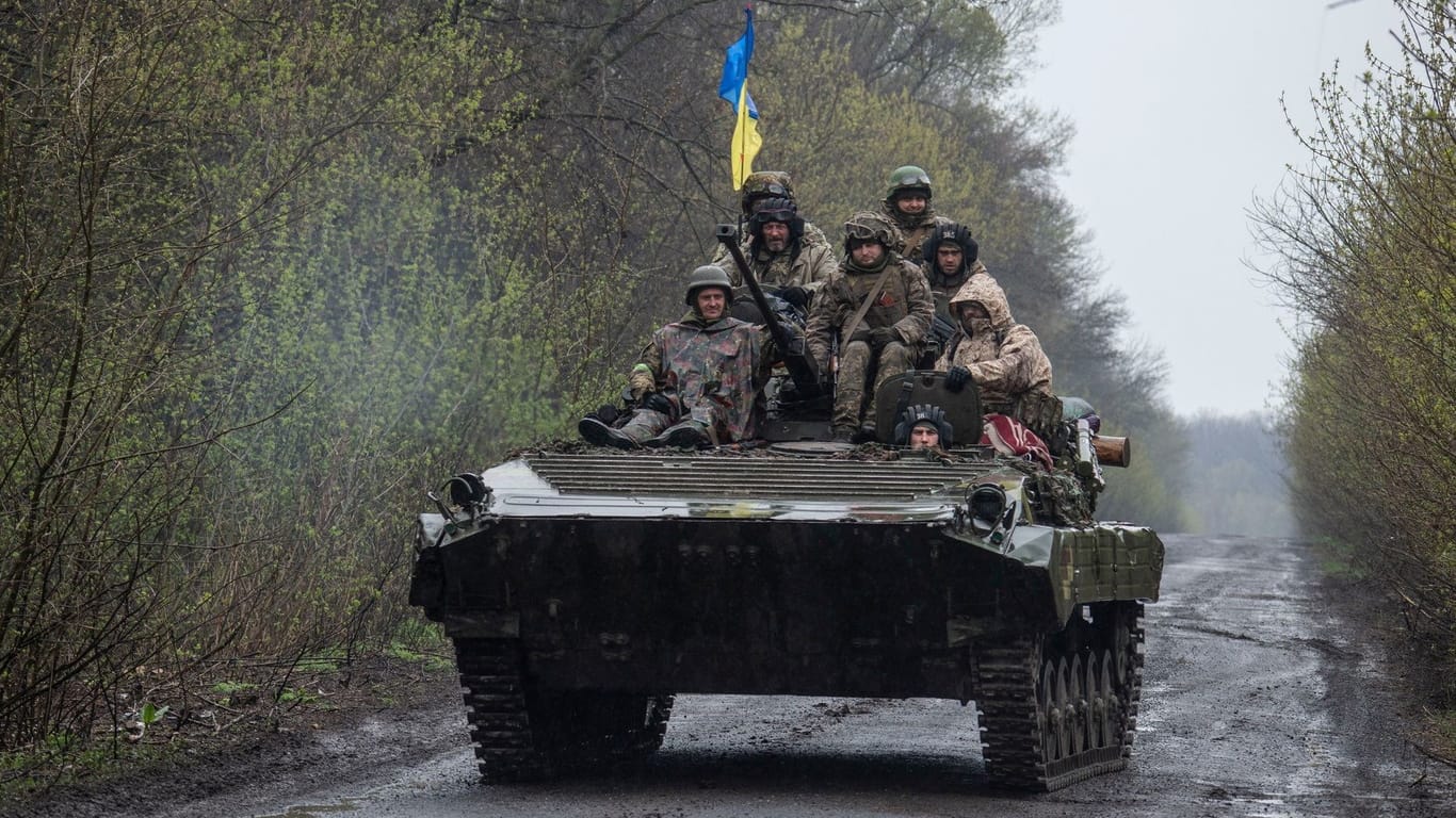 Ukrainische Soldaten auf einem Panzer: Russland ist im Ukraine-Krieg aktuell in der Offensive.