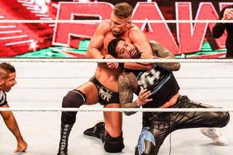 Zwei Kämpfer im WWE "Monday Night Raw": Künftig läuft die Show nicht mehr im TV.