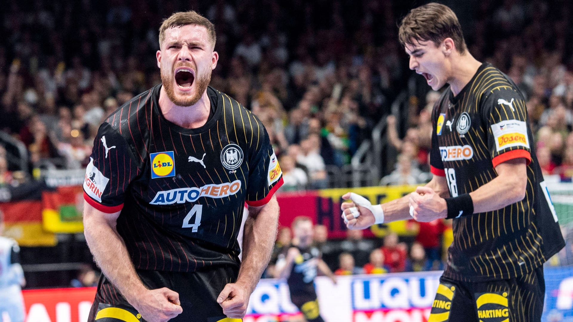 Johannes Golla (l.) und Julian Köster jubeln: Mit Frankreich wartet nun ein echter Brocken auf das deutsche Team.