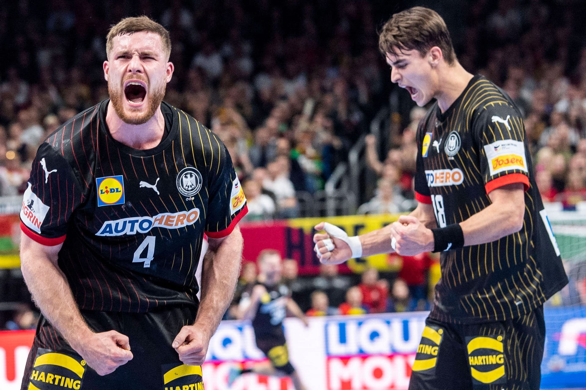 Johannes Golla (l.) und Julian Köster jubeln: Mit Frankreich wartet nun ein echter Brocken auf das deutsche Team.