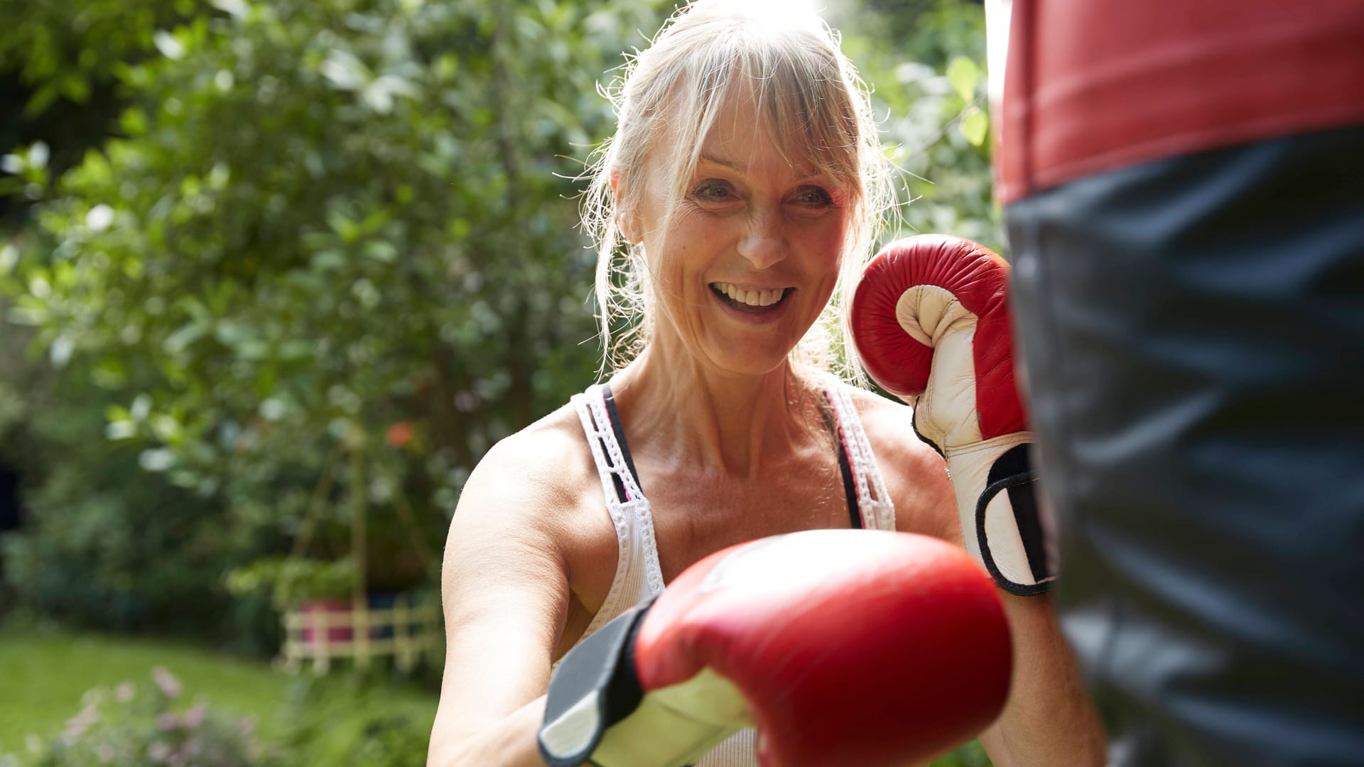 Halten Sie Ihren gesamten Körper in Form und trainieren Sie drinnen oder im Freien: Sandsäcke sind äußerst flexible Sportgeräte, die sich sowohl für Anfänger als auch Fortgeschrittene eignen.