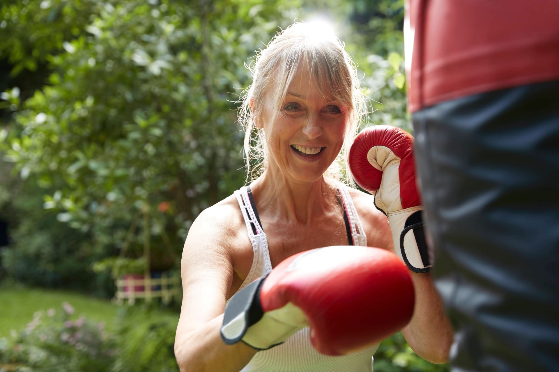 Halten Sie Ihren gesamten Körper in Form und trainieren Sie drinnen oder im Freien: Sandsäcke sind äußerst flexible Sportgeräte, die sich sowohl für Anfänger als auch Fortgeschrittene eignen.