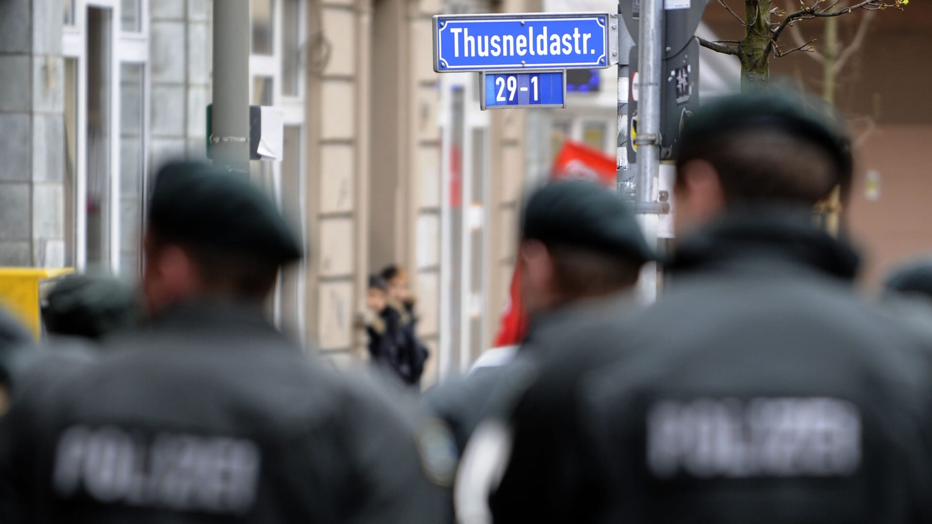 Polizisten der Thusneldastraße in Dorstfeld (Archivbild): Der Wohnblock in Dortmund galt lange als Nazi-Kiez von Dortmund. Einige Neonazis sind in den Harz abgewandert.