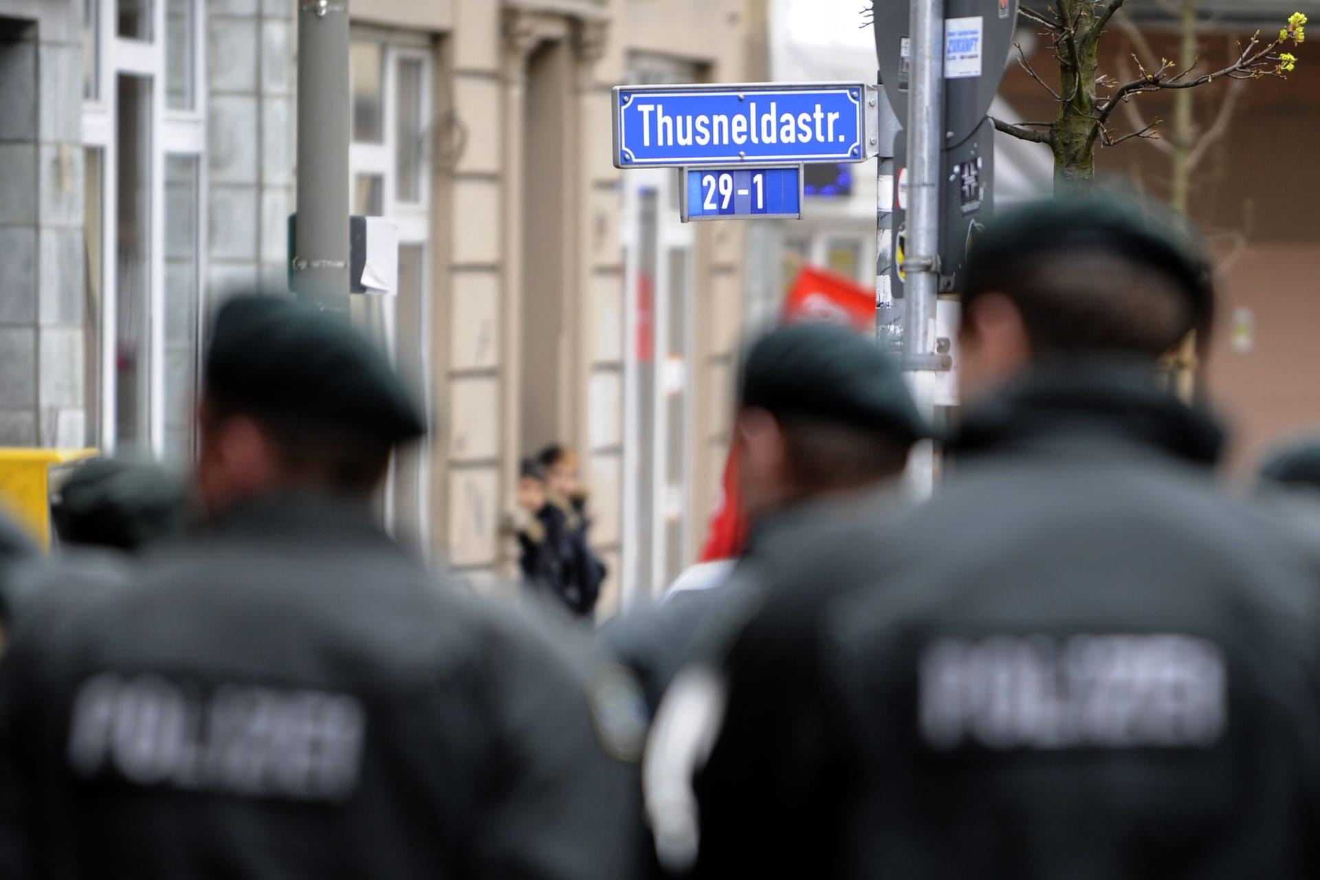 Polizisten der Thusneldastraße in Dorstfeld (Archivbild): Der Wohnblock in Dortmund galt lange als Nazi-Kiez von Dortmund. Einige Neonazis sind in den Harz abgewandert.