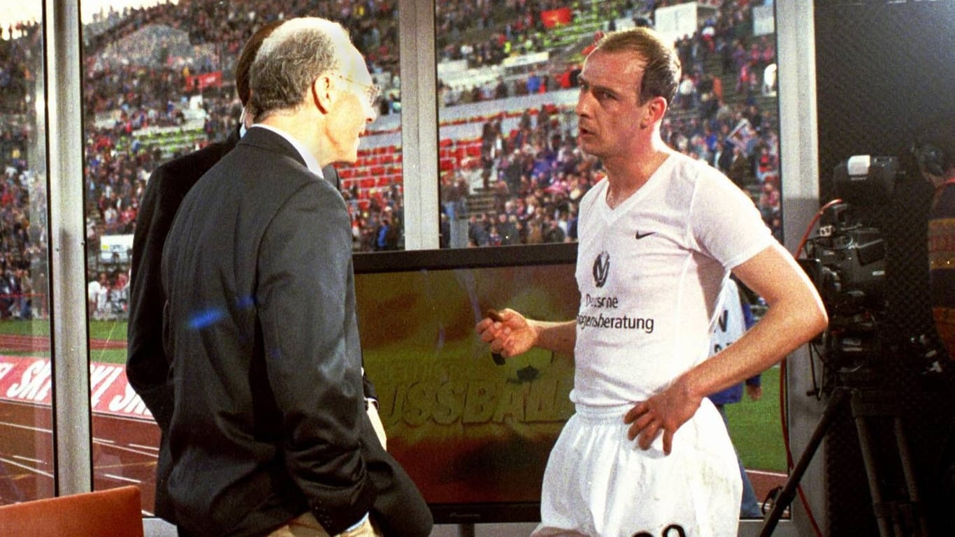 Mario Basler im Gespräch mit Franz Beckenbauer im Jahr 2000: Basler war Spieler beim FC Bayern, als der "Kaiser" Präsident dort war.