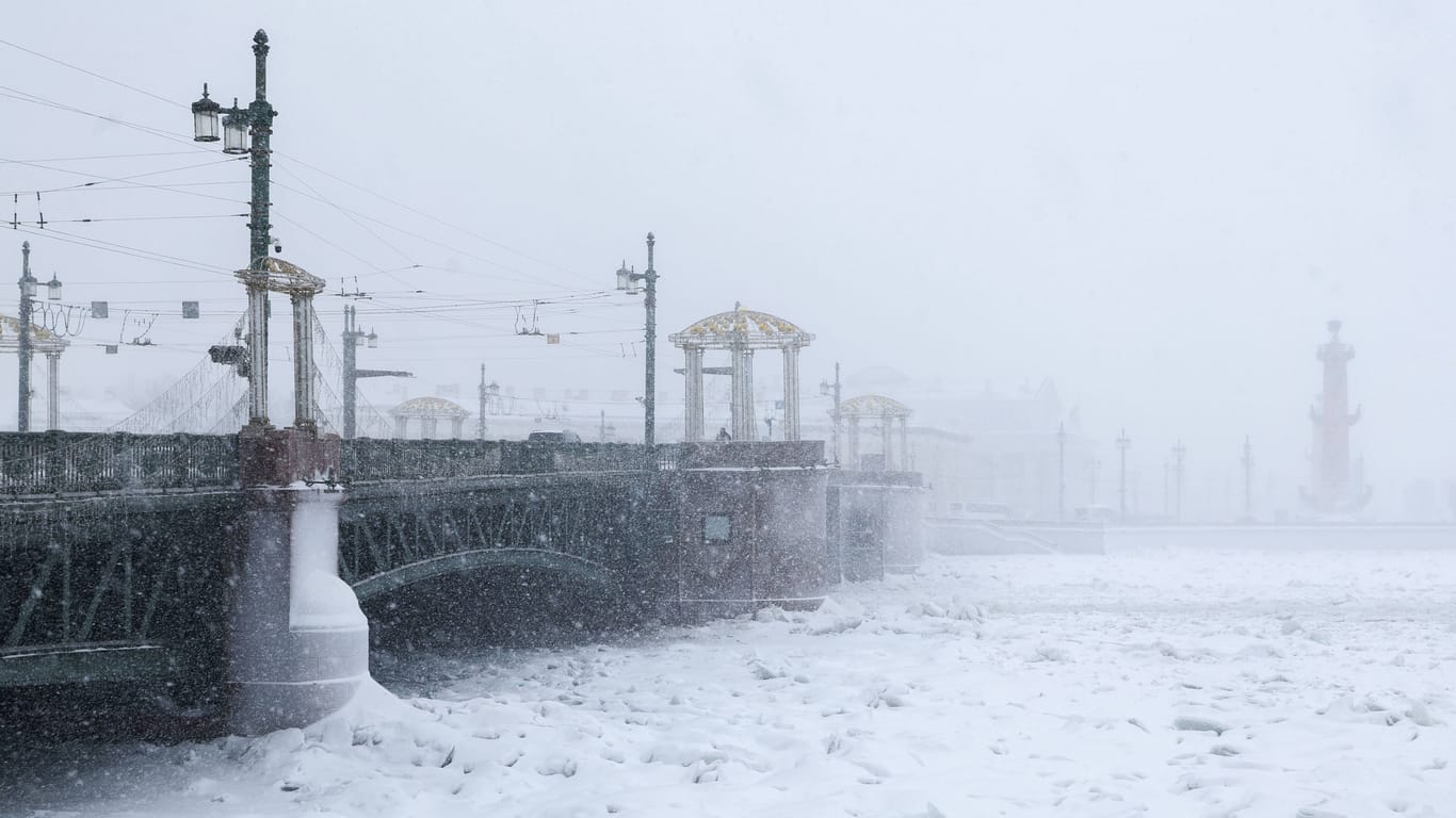 St. Petersburg (Archivbild): Inmitten einer Kältewelle fällt in Russland aktuell regelmäßig die Energieversorgung aus.