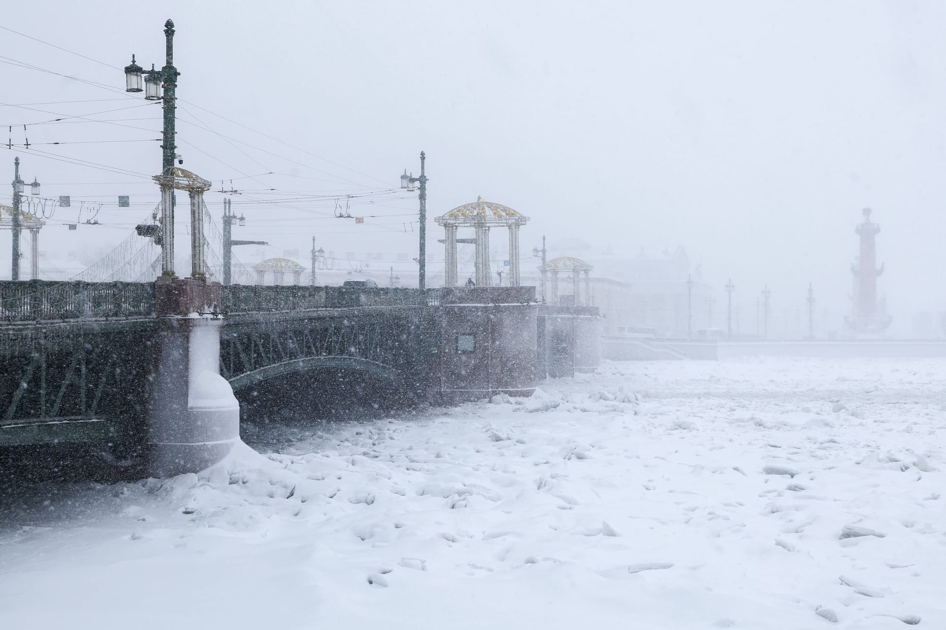 St. Petersburg (Archivbild): Inmitten einer Kältewelle fällt in Russland aktuell regelmäßig die Energieversorgung aus.