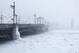 St. Petersburg (Archivbild): Inmitten einer Kältewelle fällt in Russland aktuell regelmäßig die Energieversorgung aus.