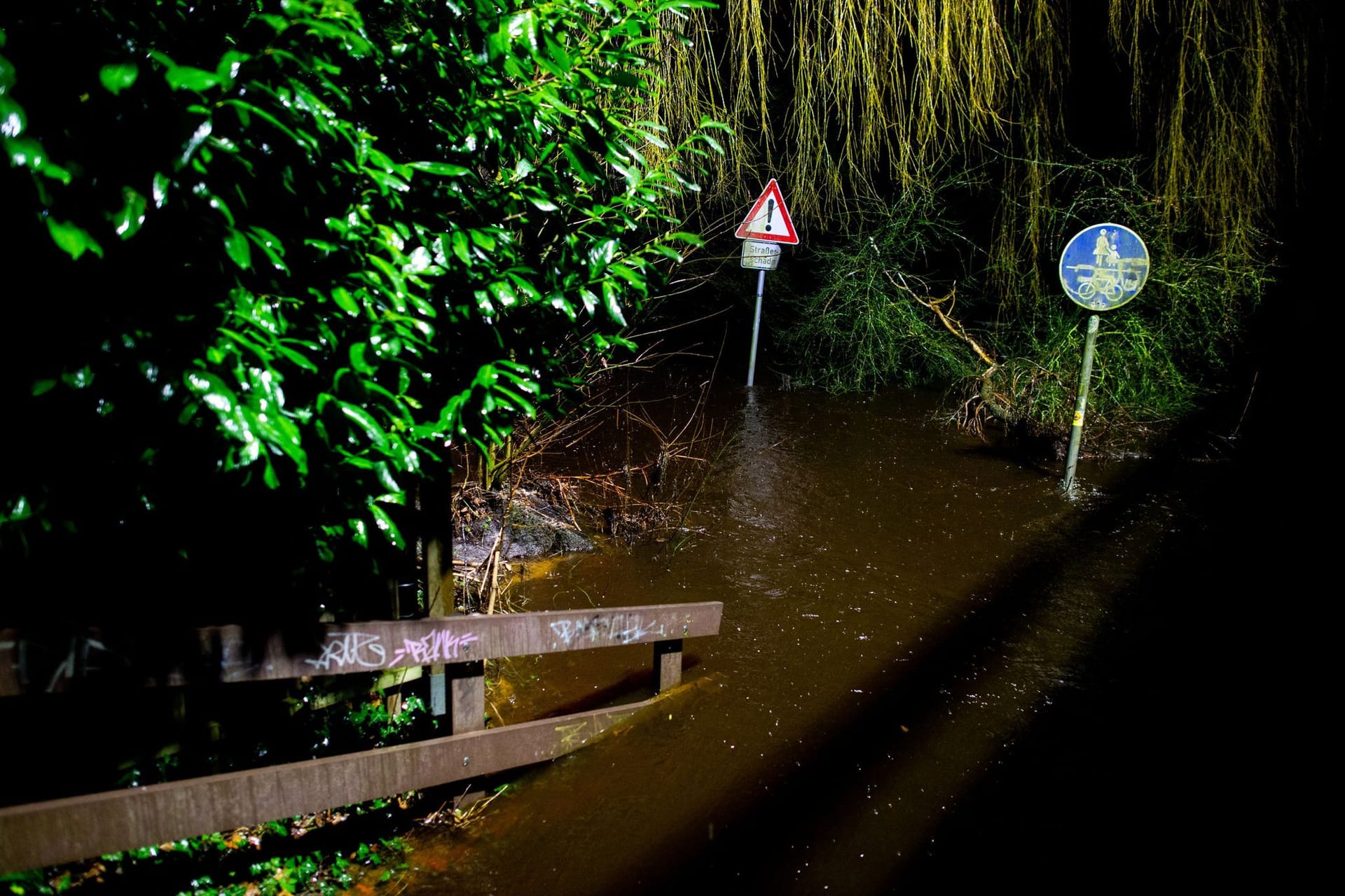 Überschwemmter Radweg bei Oldenburg in Niedersachsen: In der Region ist auch in den kommenden Tagen mit viel Regen zu rechnen.