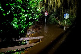 Überschwemmter Radweg bei Oldenburg in Niedersachsen: In der Region ist auch in den kommenden Tagen mit viel Regen zu rechnen.