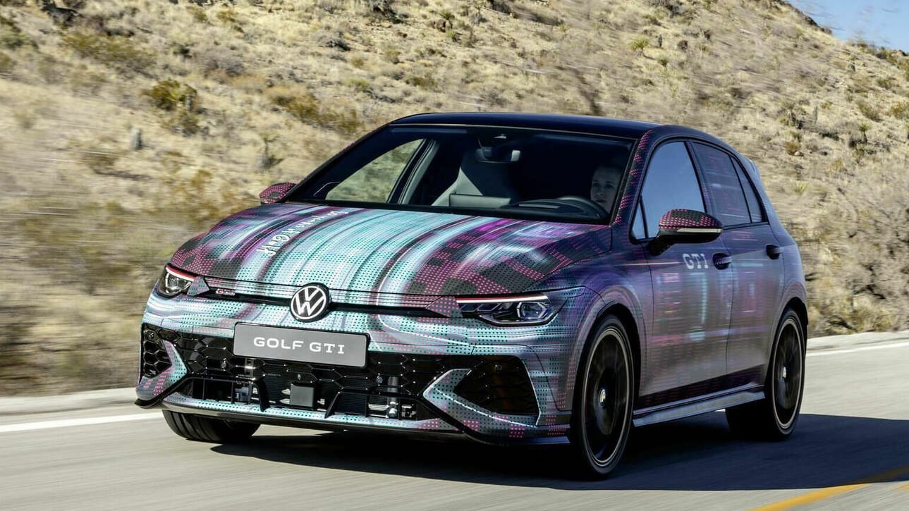 Noch getarnt: Das Facelift des Golf 8 wird Volkswagen im Frühjahr unfoliert zeigen.