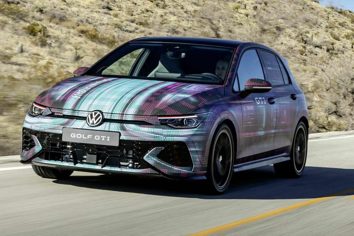 Noch getarnt: Das Facelift des Golf 8 wird Volkswagen im Frühjahr unfoliert zeigen.