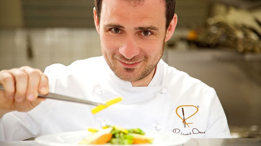 Daniel Fischer hat seine Speisekarte abgeschafft und empfindet seither so viel Freude beim Kochen, wie seit Jahren nicht mehr. Daniel Fischer hat seine Speisekarte abgeschafft und empfindet seither so viel Freude beim Kochen, wie seit Jahren nicht mehr.