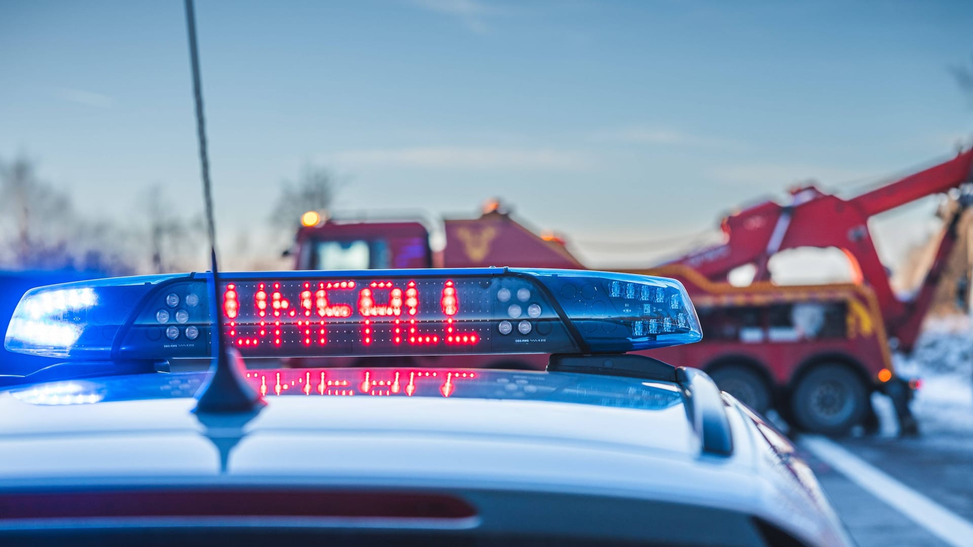 Autobahnpolizei sichert eine Unfallstelle mit Blaulicht. (Symbolbild): Der Fahrer verlor bei Glatteis die Kontrolle über sein Auto. Autobahnpolizei sichert eine Unfallstelle mit Blaulicht. (Symbolbild): Der Fahrer verlor bei Glatteis die Kontrolle über sein Auto.