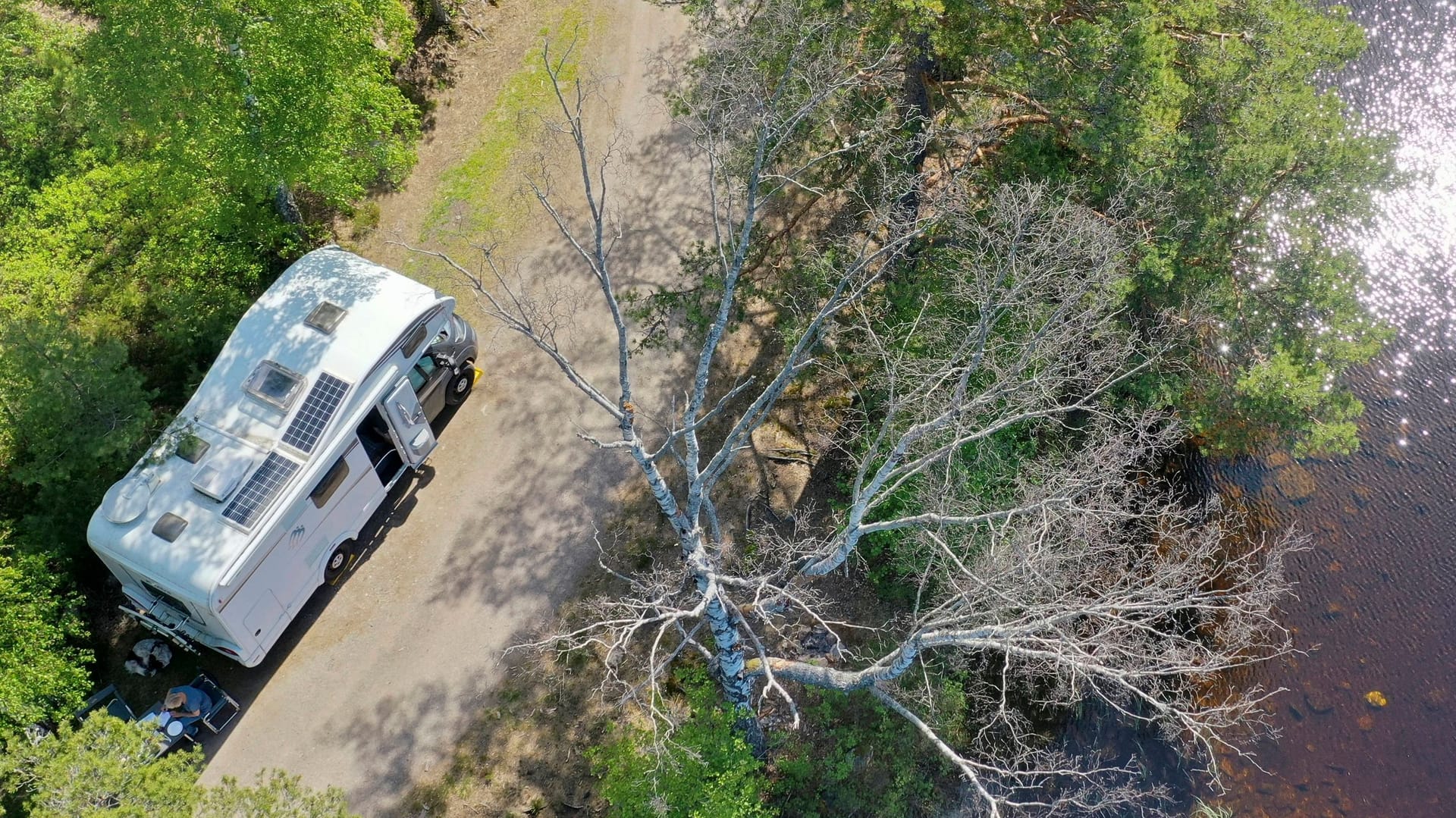 Wohnmobil an einem See in Skandinavien (Symbolbild): Der Beschuldigte soll die Tat von Beginn an geplant haben.