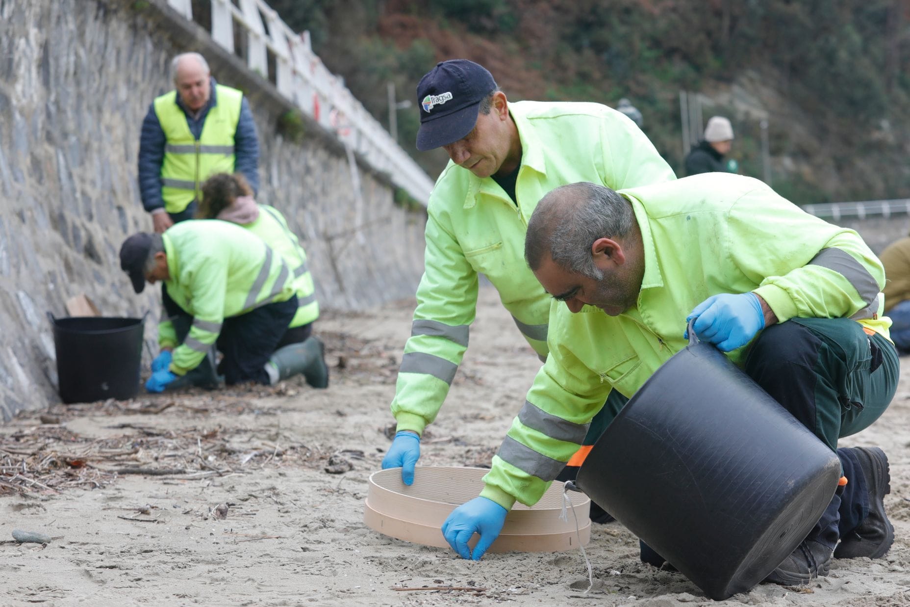 Alarmstufe in Spanien: Massen an Plastikkügelchen halten Helfende in Atem.