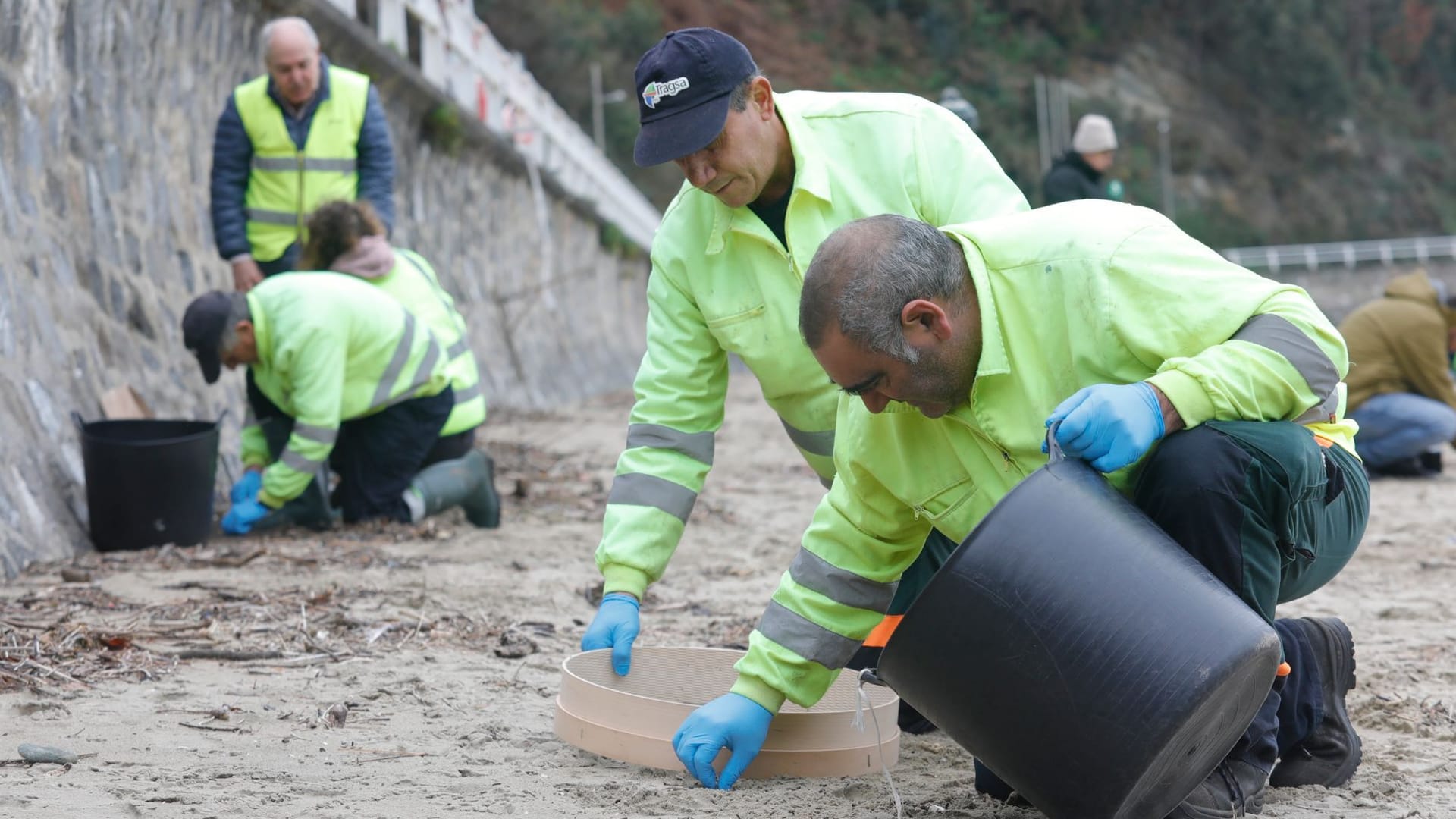 Alarmstufe in Spanien: Massen an Plastikkügelchen halten Helfende in Atem.