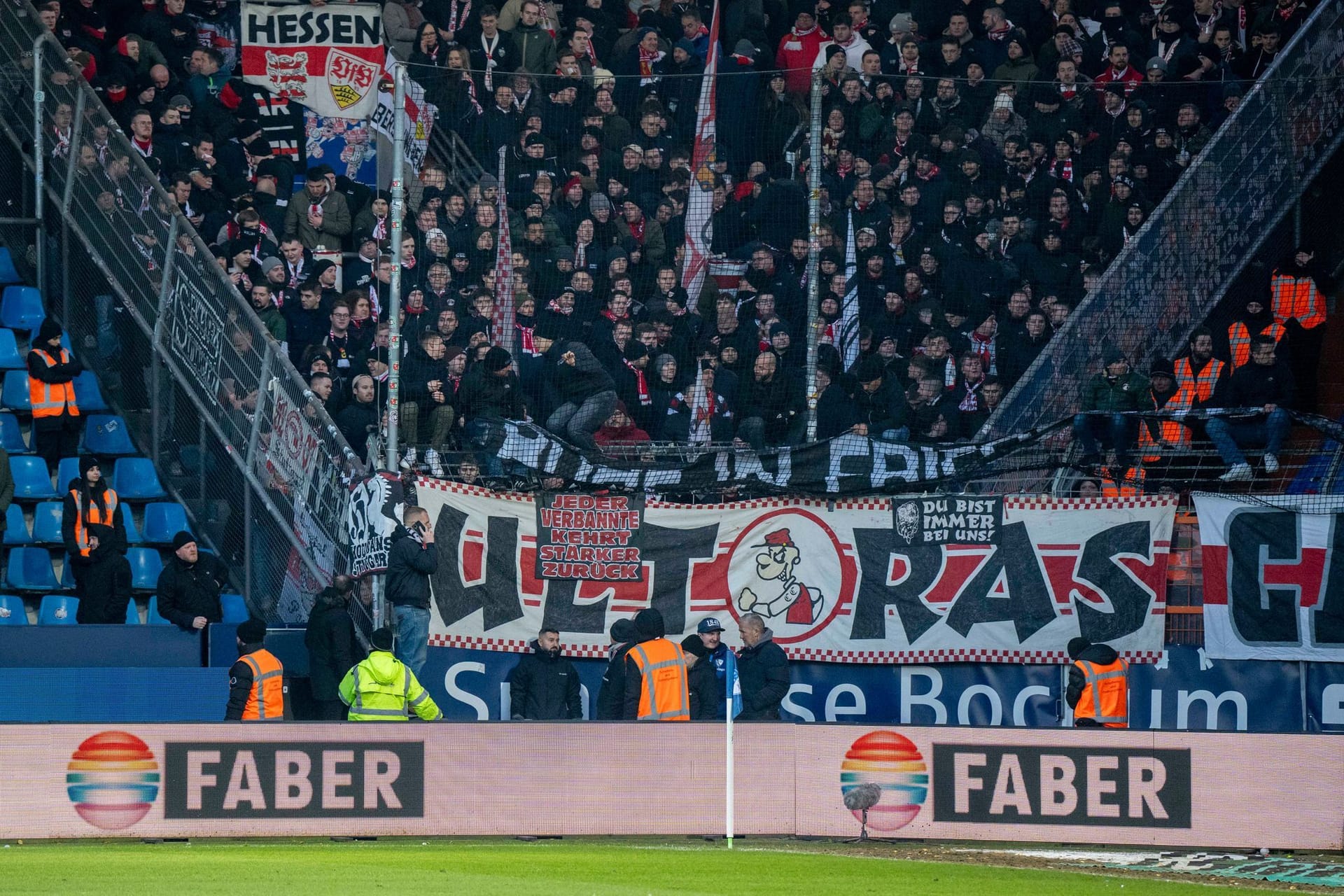 Vonovia Ruhrstadion: Stuttgarts Fans weigerten sich, die Zaunfahne abzunehmen.