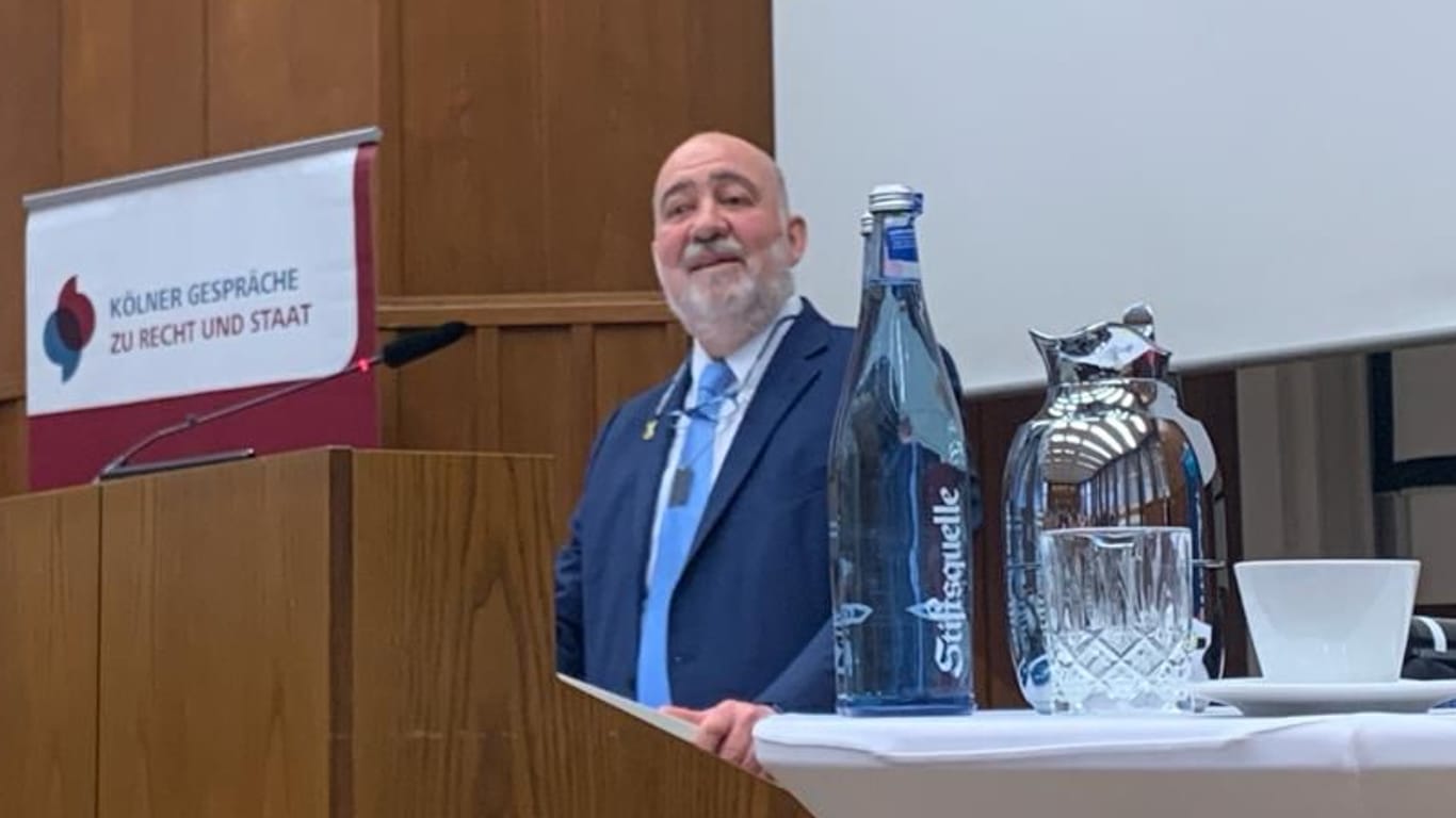 Der israelische Botschafter Ron Prosor im Hörsaal der Uni Köln: Er sprach vor rund 320 Studierenden.