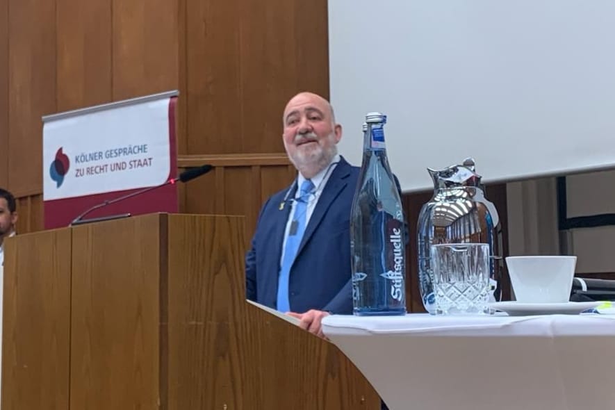 Der israelische Botschafter Ron Prosor im Hörsaal der Uni Köln: Er sprach vor rund 320 Studierenden.