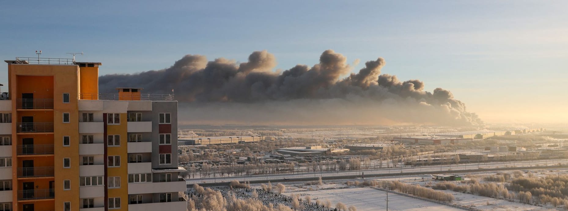 Während dem Brand steht eine massive Rauchsäule über St. Petersburg.