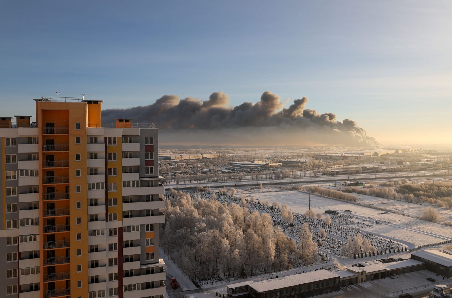 Während dem Brand steht eine massive Rauchsäule über St. Petersburg.