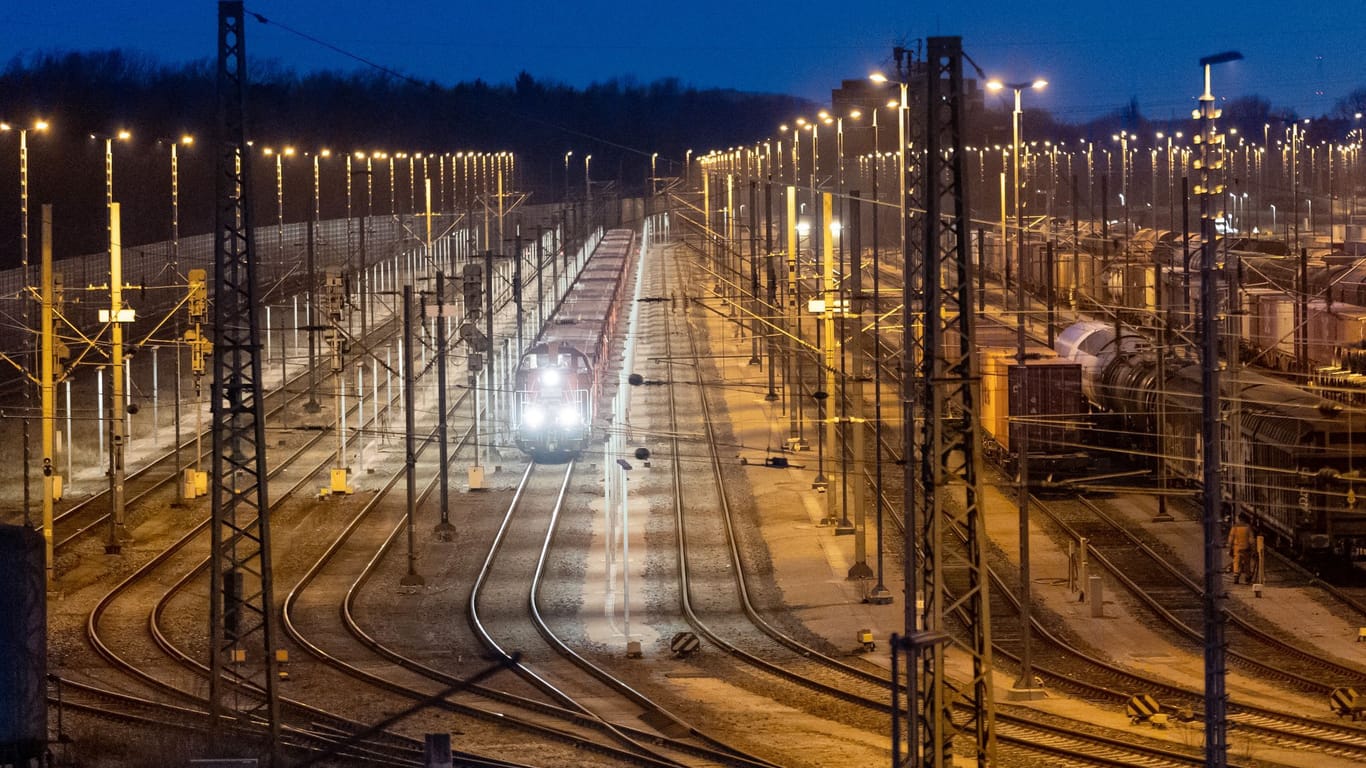 Güterzüge stehen auf dem Gelände vom Rangierbahnhof Maschen. Die Gewerkschaft Deutscher Lokomotivführer hat ihre Mitglieder zum Streik aufgerufen.