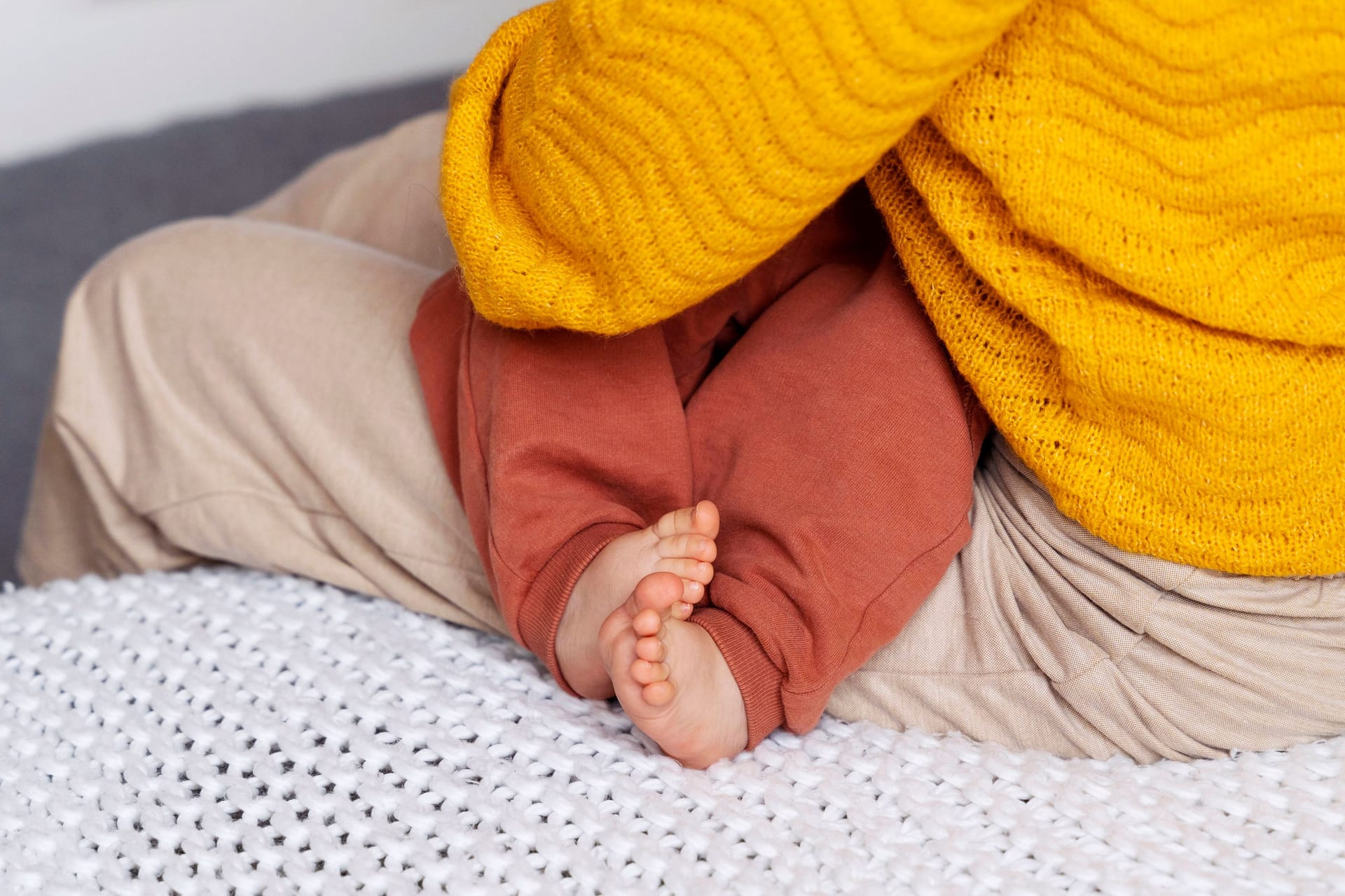 Ein Baby auf dem Arm einer Frau (Symbolbild): Der Säugling starb in Neubrandenburg.