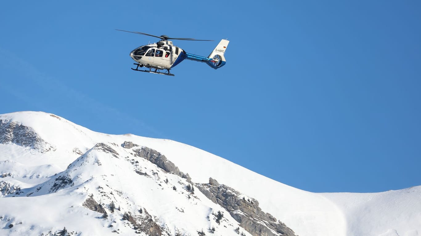 Ein Hubschrauber der Polizei fliegt nach einem Lawinenabgang über den Bergen: Für den Verunglückten kam jede Hilfe zu spät