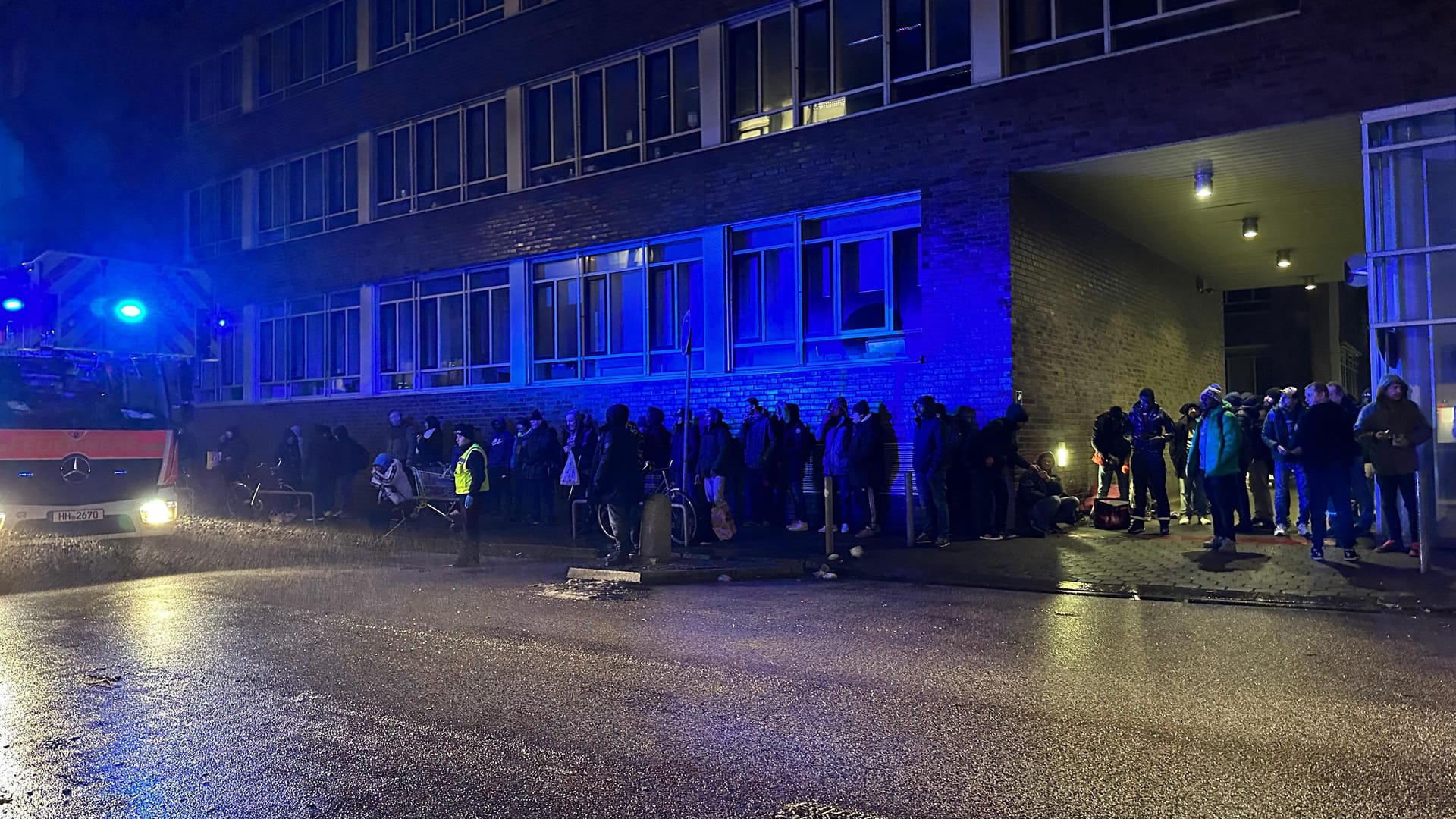 Am späten Freitagabend brannte es in einer Unterkunft des Winternotprogramms für Obdachlose in Hamburg. Am späten Freitagabend brannte es in einer Unterkunft des Winternotprogramms für Obdachlose in Hamburg.
