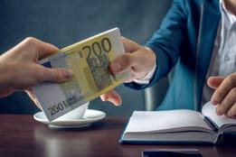 Bargeld verschenken: Diese Strafen drohen
