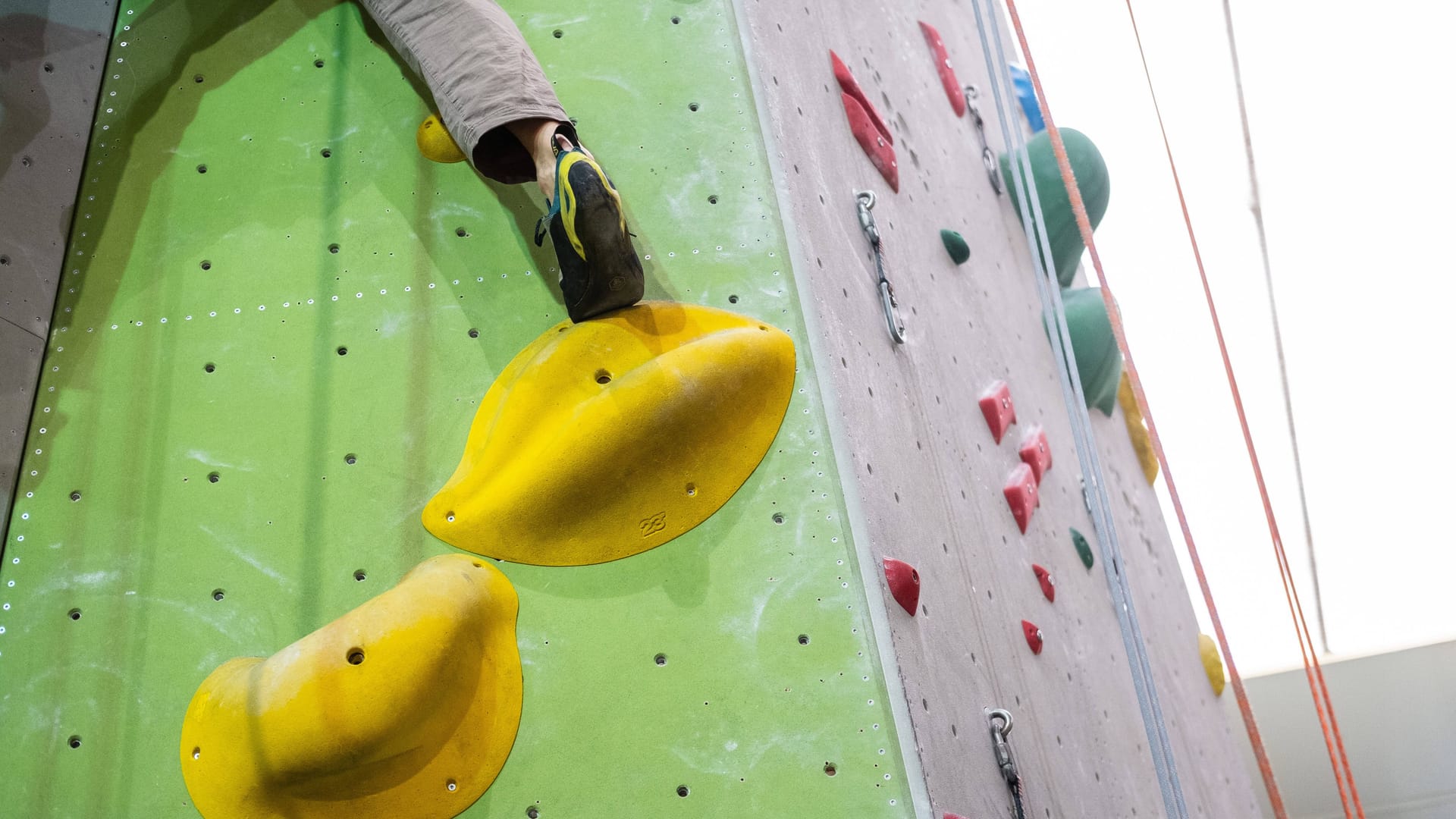 (Symbolfoto) Ein Mann stirbt nach einem Sturz aus zehn Metern Höhe in einer Kletterhalle.