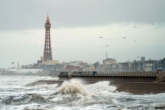 Großbritannien, Blackpool: Hohe Wellen in Blackpool, verantwortlich ist der Sturm Isha.