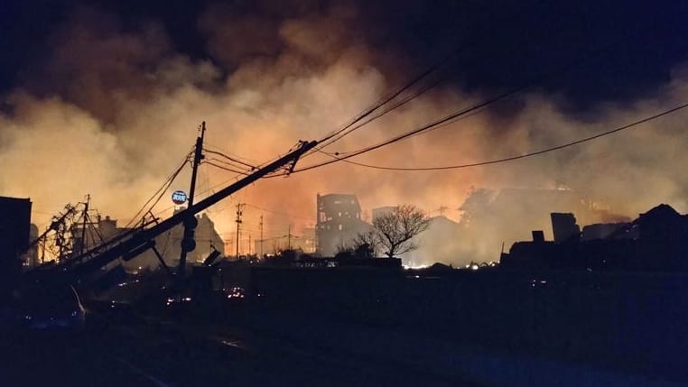 Nach dem Erdbeben mit der Stärke 7,6 war in der japanischen Küstenstadt Wajima ein schwerer Brand ausgebrochen.