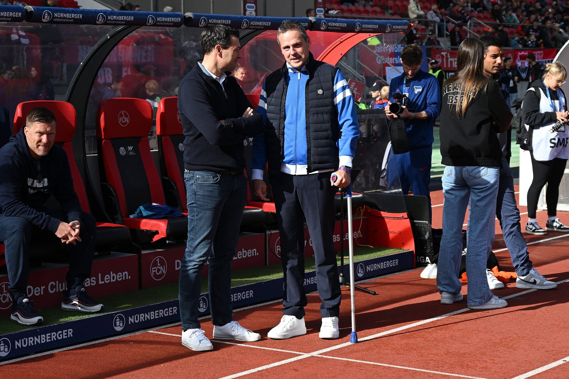 Kay Bernstein (stehend in blauer Jacke) begleitete seine Hertha auch zu Auswärtsspielen wie hier gegen den 1. FC Nürnberg.
