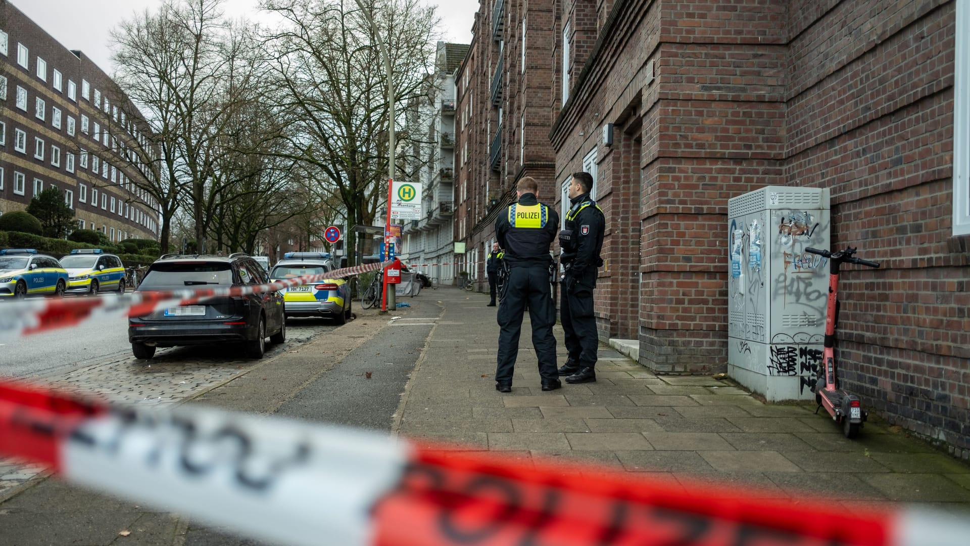 Polizisten stehen vor einer Wohnung in Winterhude: Hier wurde am frühen Montagnachmittag eine leblose Frau im Keller gefunden. Polizisten stehen vor einer Wohnung in Winterhude: Hier wurde am frühen Montagnachmittag eine leblose Frau im Keller gefunden.