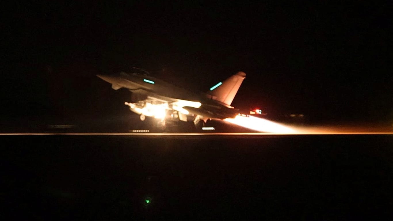 Ein britischer Typhoon-Jet steigt in der Nacht Richtung Jemen auf. Mehrere Orte wurden in der Nacht zum Freitag angegriffen.